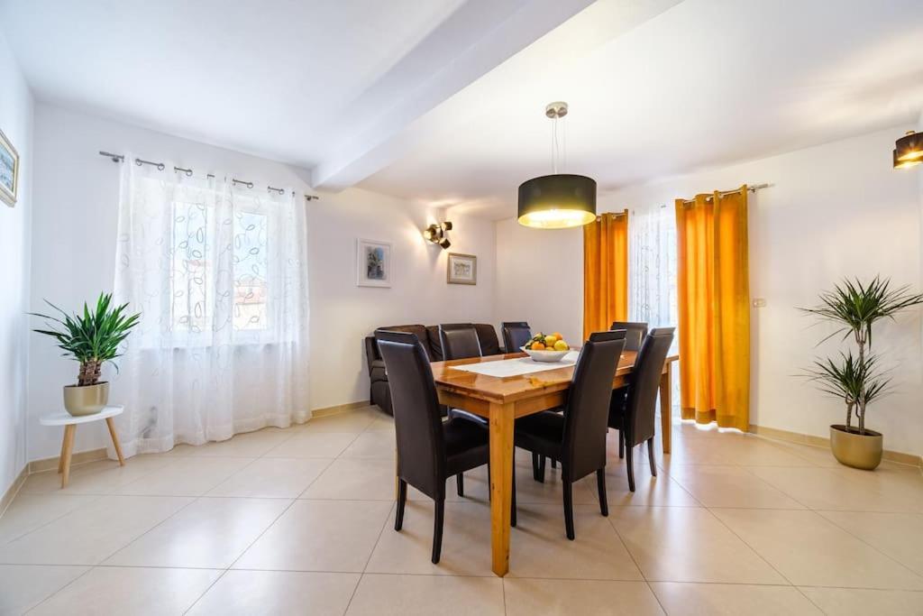 Peters Apartment Sutivan Luaran gambar